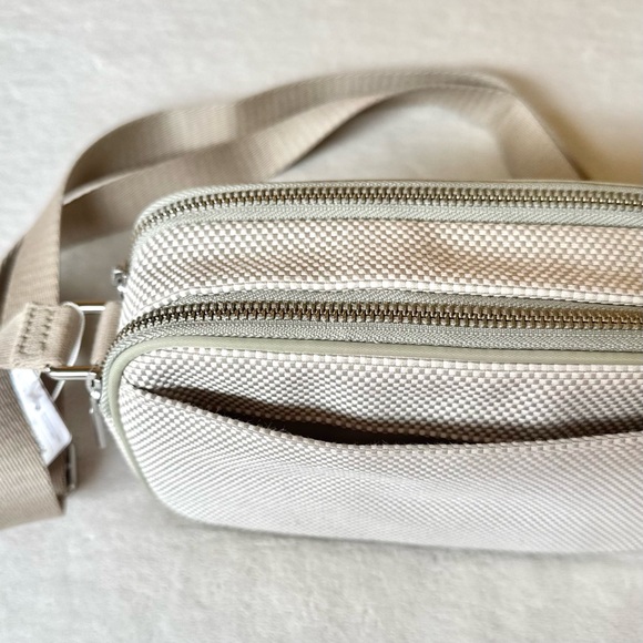 NWT Lululemon Crossbody Camera Bag *Canvas – Movage Tan/Light Ivory/Raw Linen - Picture 13 of 16